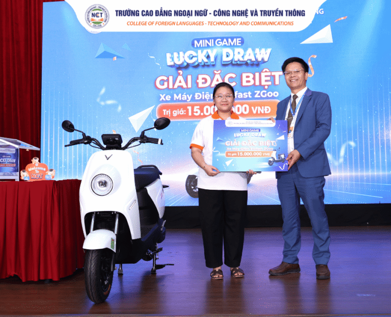 NCT College trao tặng xe máy điện VinFast cho tân sinh viên trong chương trình Chính trị đầu khóa