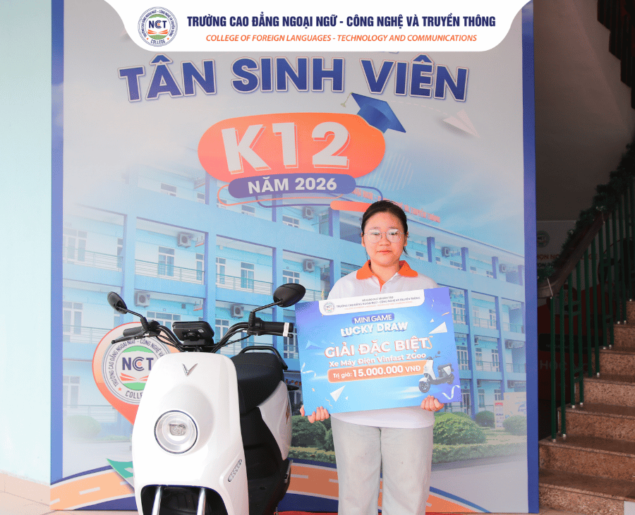 NCT College trao tặng xe máy điện VinFast cho tân sinh viên trong chương trình Chính trị đầu khóa