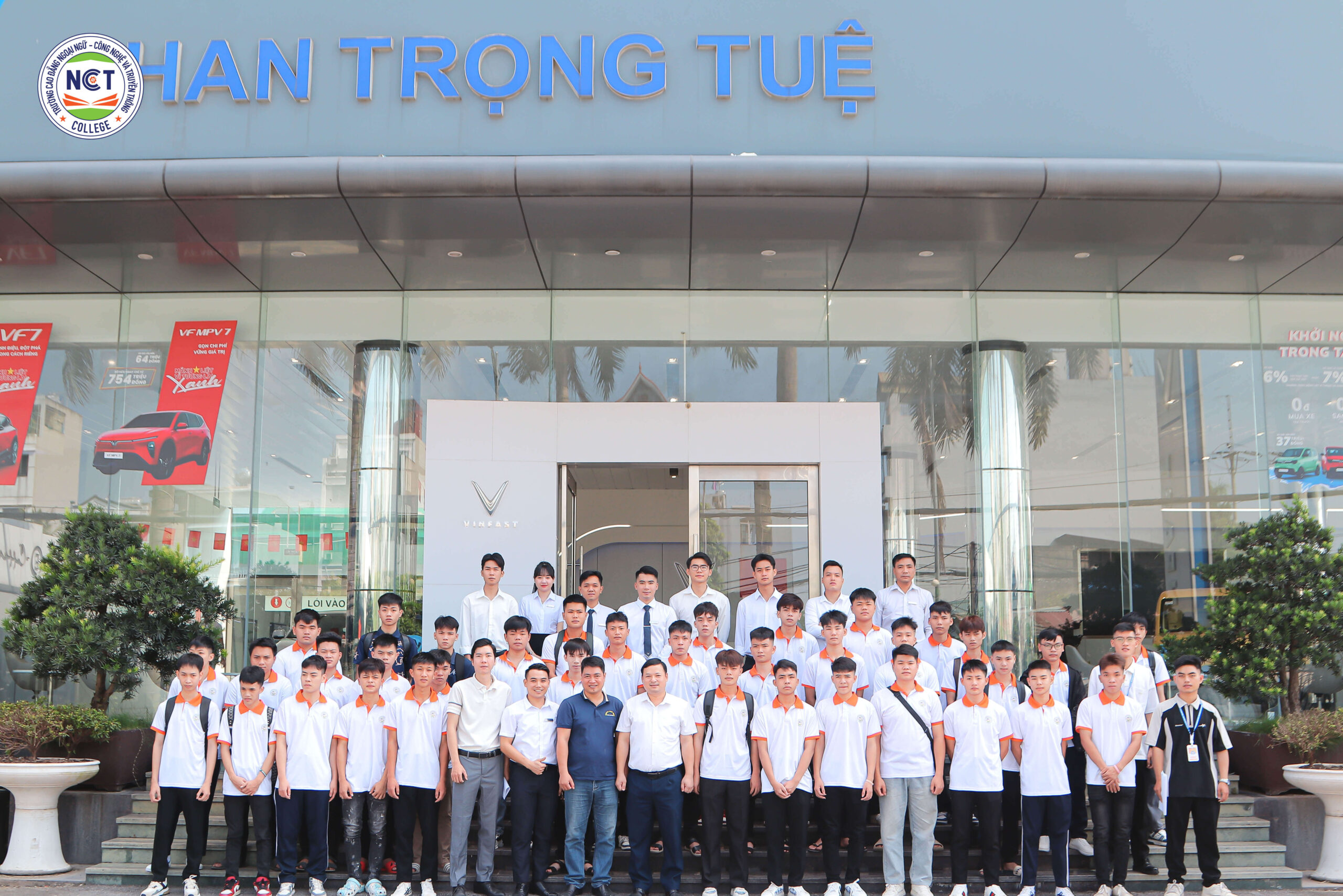 Sinh viên ngành Công nghệ ô tô NCT College tham quan thực tế tại VinFast