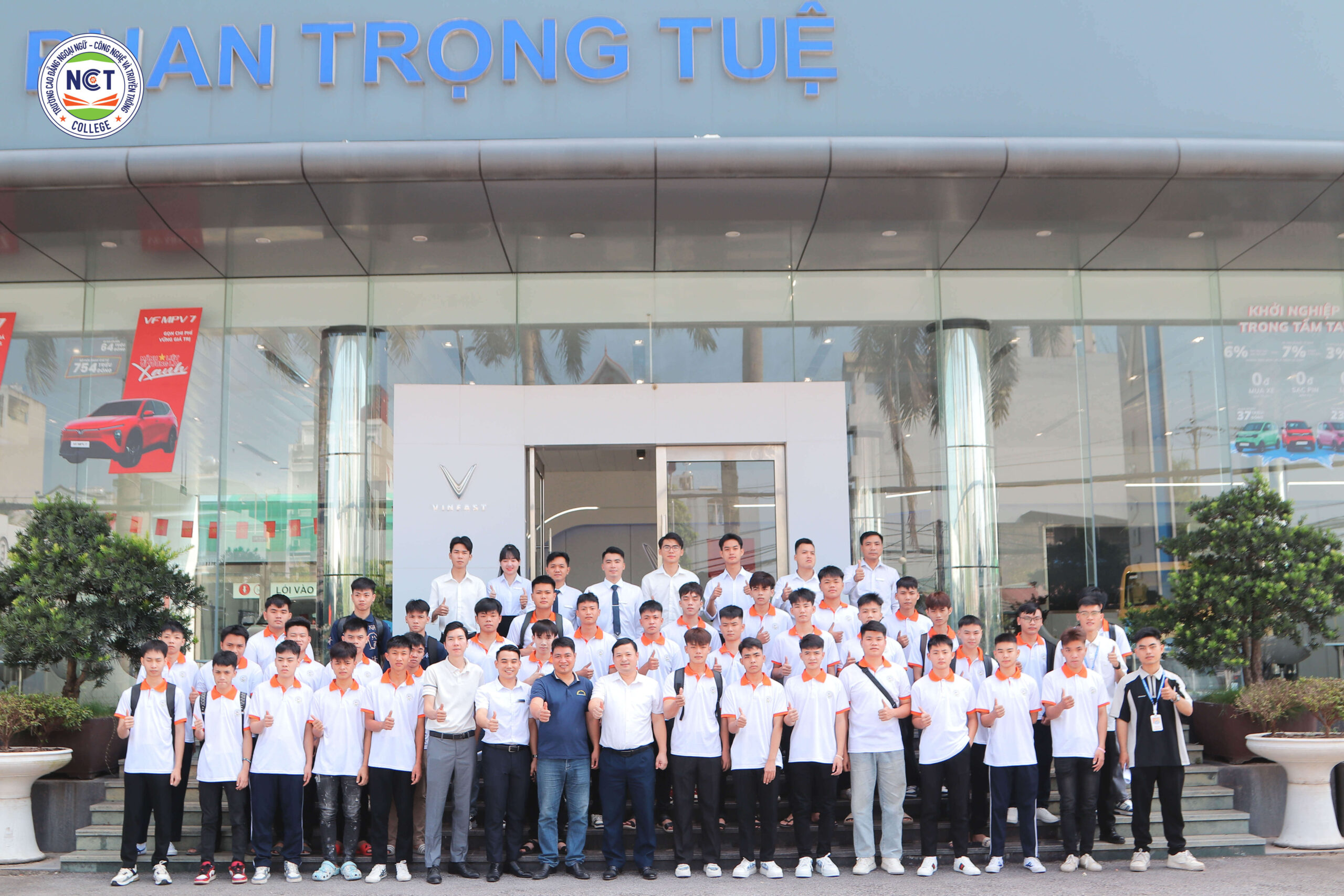 Sinh viên ngành Công nghệ ô tô NCT College tham quan thực tế tại VinFast