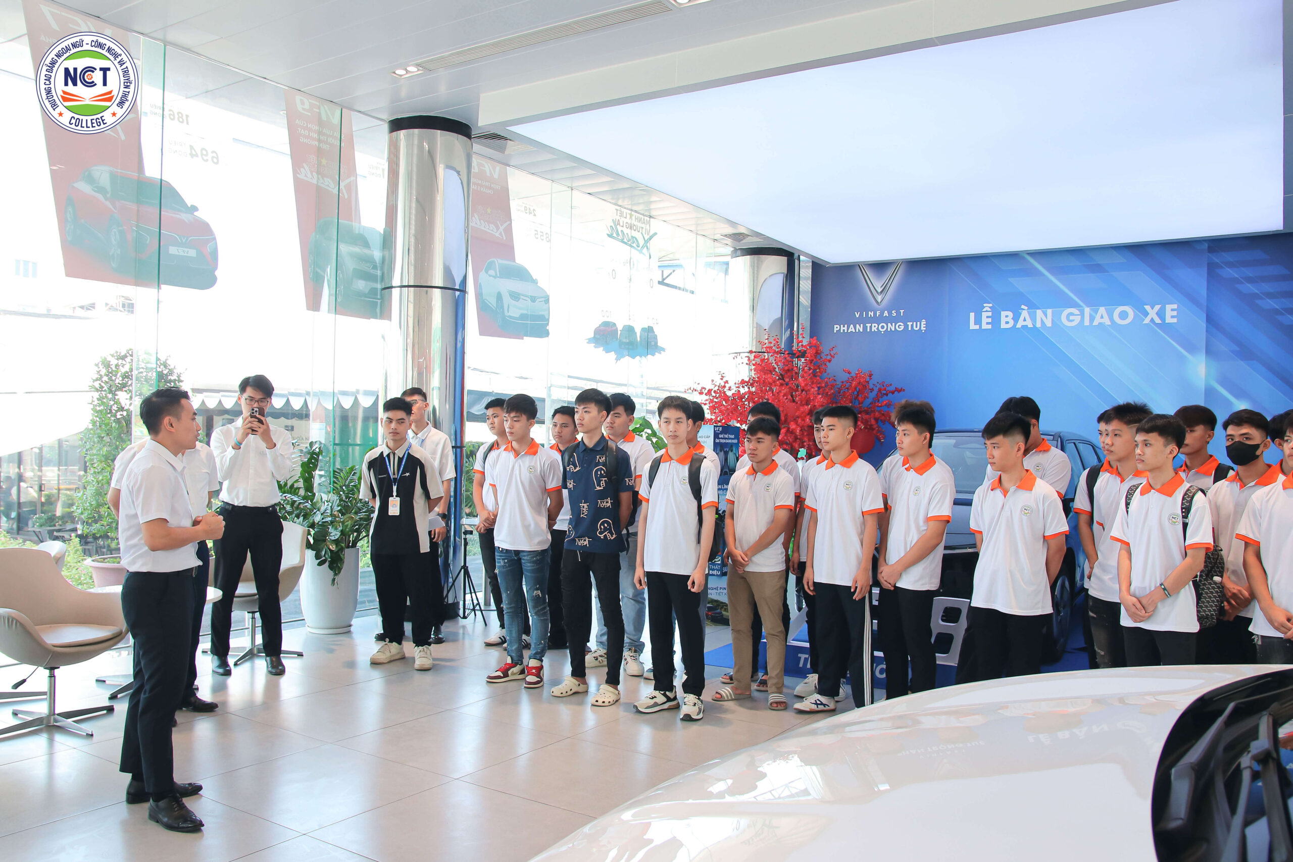 Sinh viên ngành Công nghệ ô tô NCT College tham quan thực tế tại VinFast