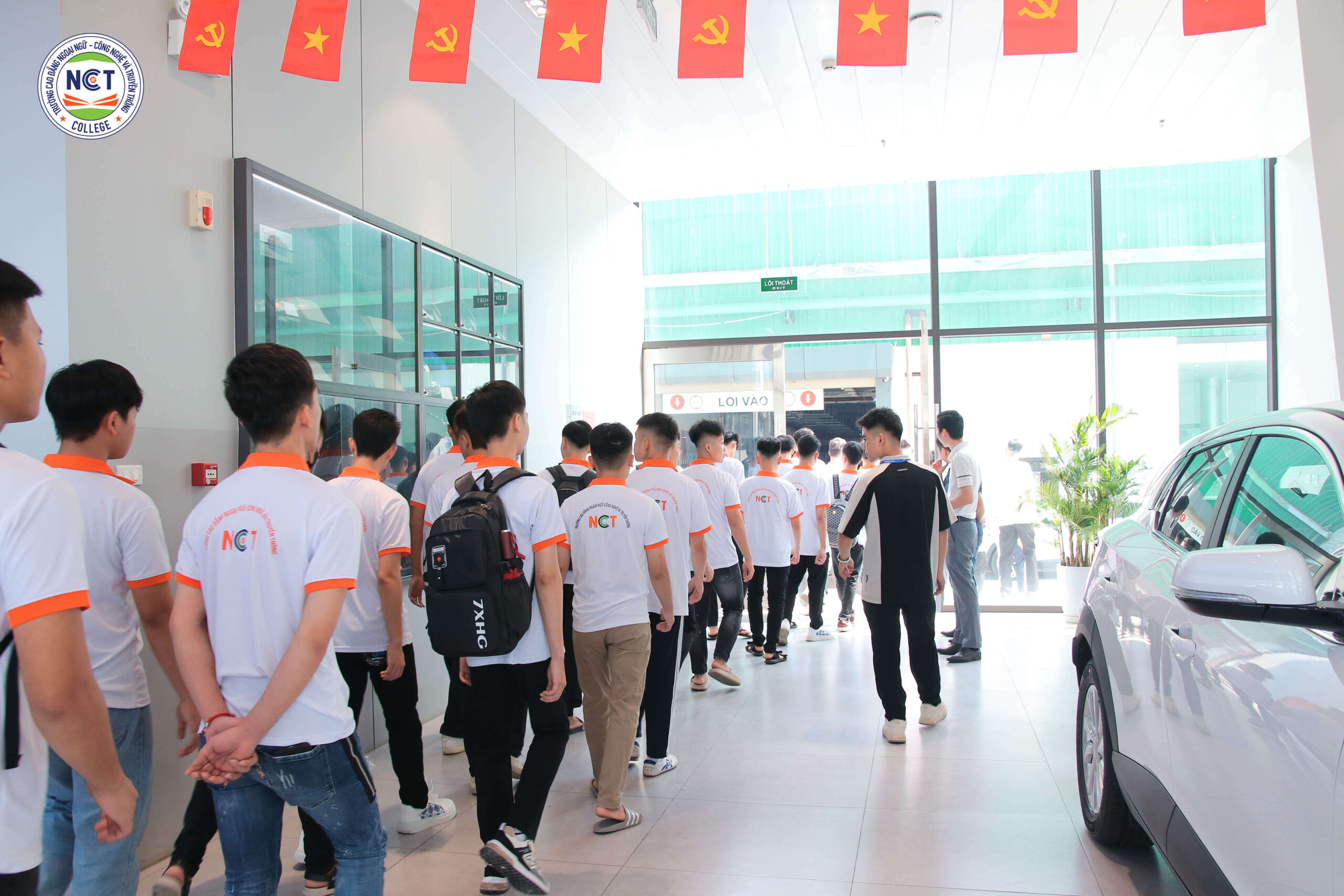 Sinh viên ngành Công nghệ ô tô NCT College tham quan thực tế tại VinFast