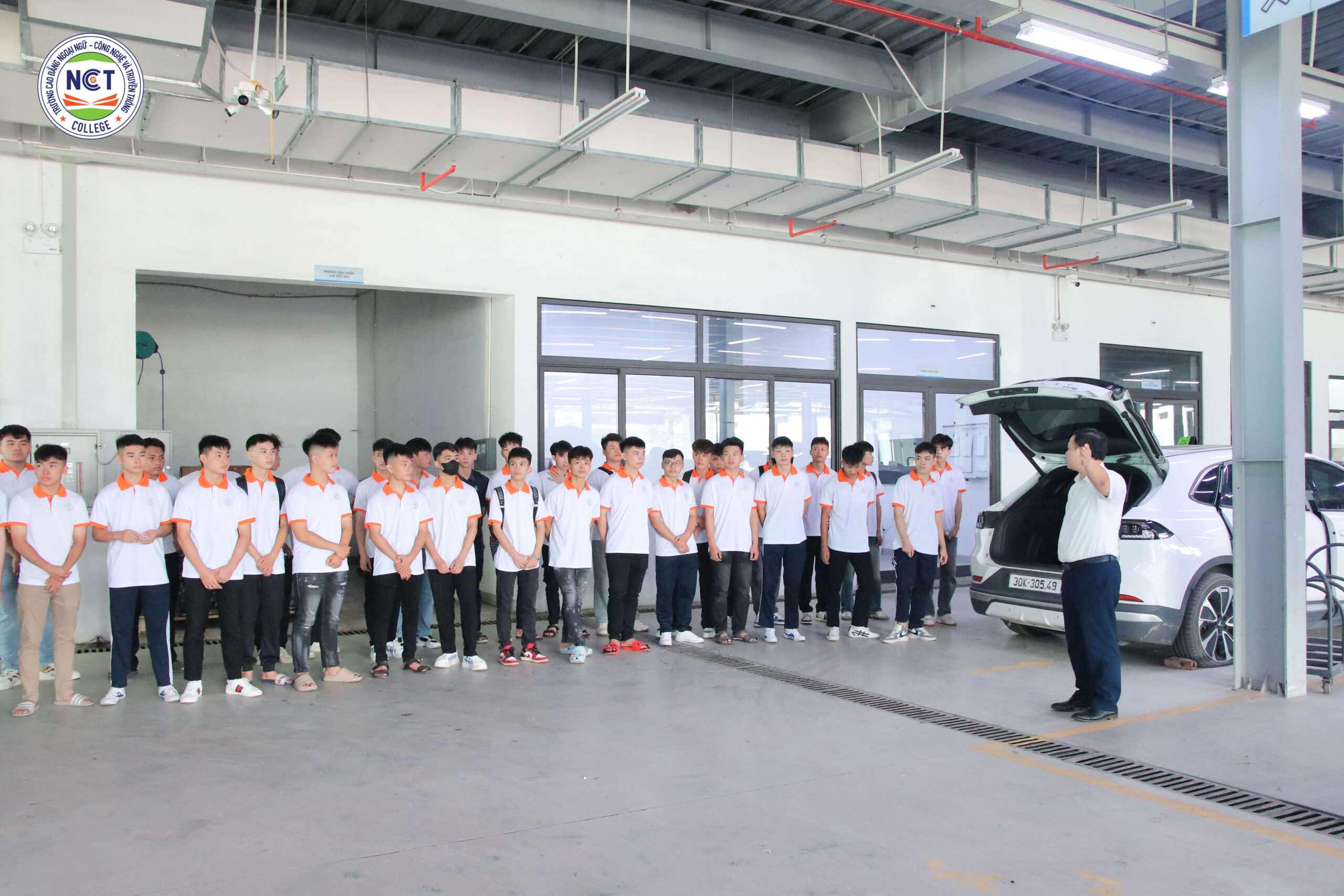 Sinh viên ngành Công nghệ ô tô NCT College tham quan thực tế tại VinFast