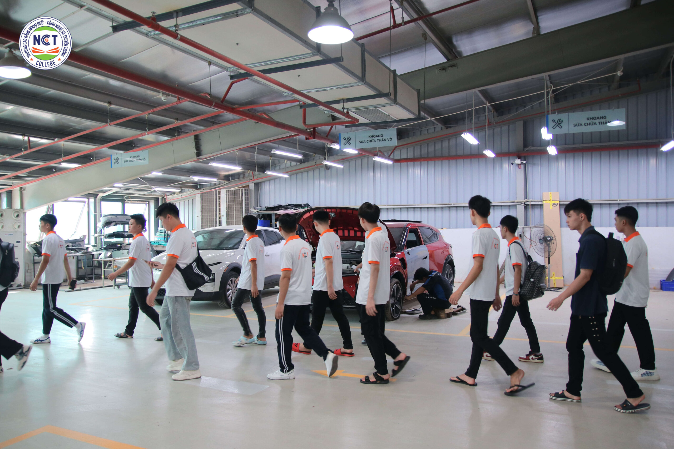 Sinh viên ngành Công nghệ ô tô NCT College tham quan thực tế tại VinFast