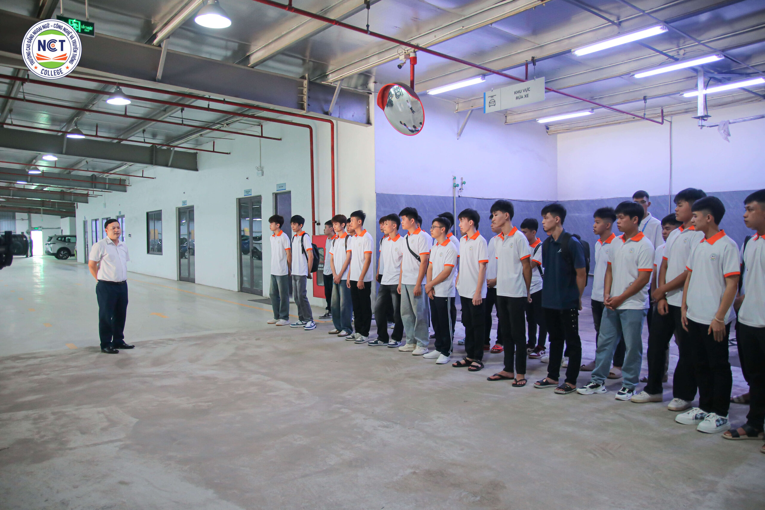 Sinh viên ngành Công nghệ ô tô NCT College tham quan thực tế tại VinFast
